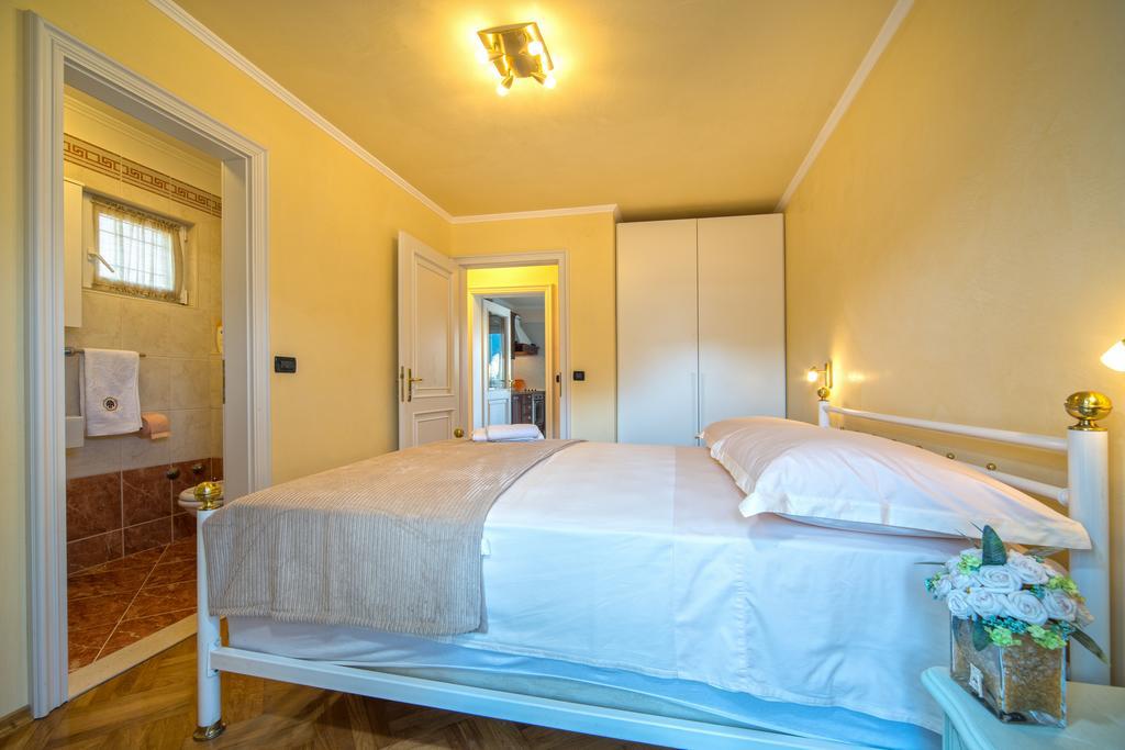 Apartments Anna Omis Exterior photo